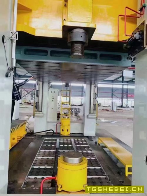 工厂搬迁急售,三台全新液压机(800吨一台,630两台)安装未使用过,工厂在.