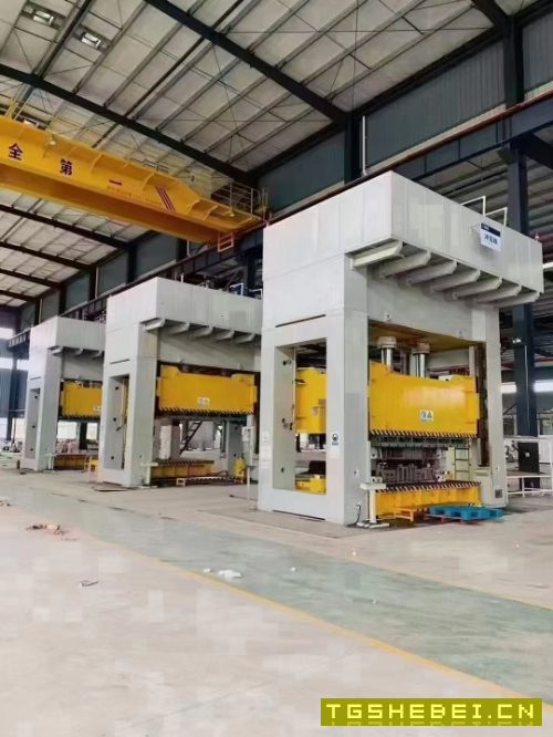 工厂搬迁急售,三台全新液压机(800吨一台,630两台)安装未使用过,工厂在.