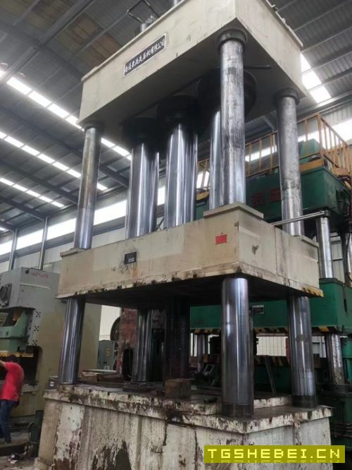 南通皋液2000吨四柱液压机。有效台面2x2.8米。行程1.8米,开口3.35米。