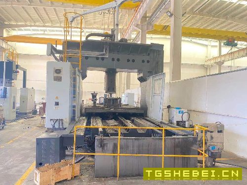 出售:海天HTM一4228G,二线一硬导軌、BT50齿轮主轴6000转、工作台4000x2500.