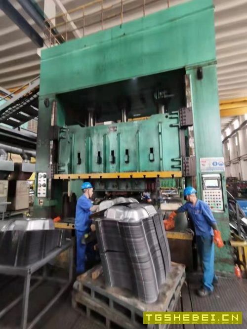 在位出售框架液压机，800吨2台，630吨4台，台面2500x3500移动工作台多点顶.