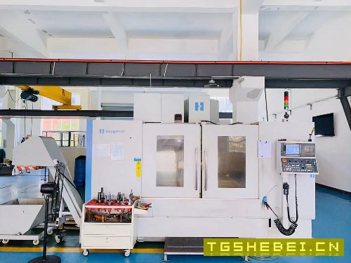 出售:2017年美国哈挺GX1600加工中心,BT50主轴,10000转带油冷,主轴功率35.