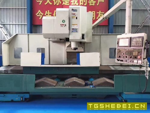 仓库现货！韩国斗山加工中心VN925，六导轨重型机，发那科系统，30把链式刀.