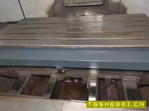 出售:2013年台湾高峰1370数控铣床,三轴硬轨,BT50齿轮头6000rpm,发那科系.