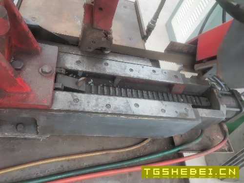 出售2007年保定向阳G4032B带锯床。