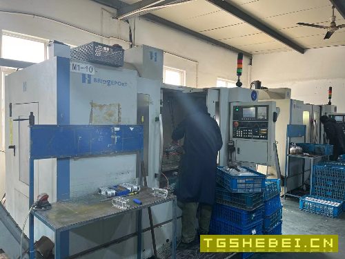 出售：同款两台精品哈挺GX1000PIUS加工中心、三轴行程1020540540，线轨、发.