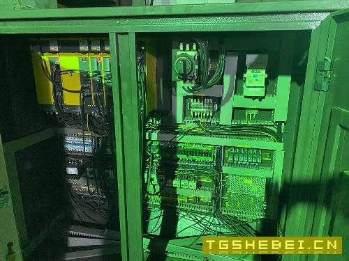 出售:杭州大天2010小龙门、二线一硬导軌、BT50皮带主轴6000转、24把刀臂式.