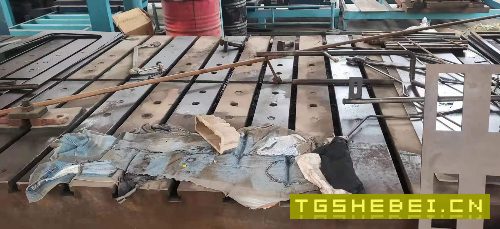 1600吨双点冲床工作台前后移动八成新优惠出售