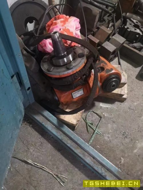 华东6米数控龙门铣,硬轨,齿轮头,带个动力头和一个万向铣头,发那科系统.