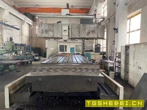 华东6米数控龙门铣,硬轨,齿轮头,带个动力头和一个万向铣头,发那科系统.