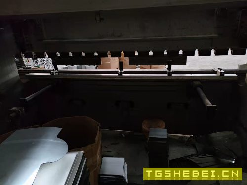 出售：4100吨精品折弯机，带下顶补偿，数控后档。