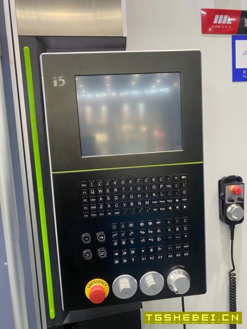 售精品ⅰ5M4.8立式加工中心BT50主轴带排屑器少用新机的质量半价出售有需要.