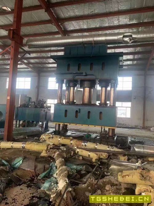 2000吨四柱液压机。有效工作台面2x3米。开口1.7.