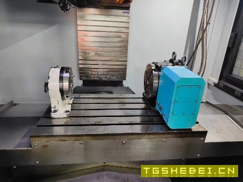 出售:华群850加工中心一台,2020年带235四轴