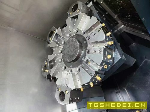 刚刚到货一台2021年准新斗山235车床,8寸三千里液压卡.