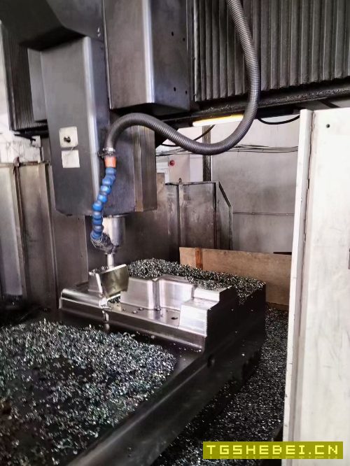 海天3018数控龙门铣,两线一硬,BT50齿轮头6000转,发.