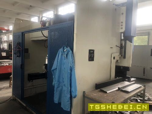 出售125吨3200折弯剪板一套，还有台1kw激光切