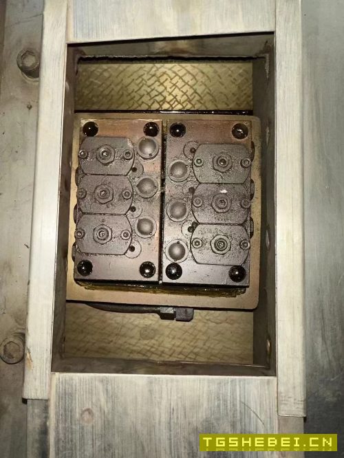 出售:上海机床厂MQ13502米外圆磨床,导轨满花纹。