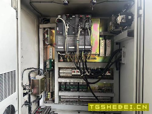 海天1060立式加工中心,BT40主轴,带刀库,三轴线轨,三菱M70系统,2015年.