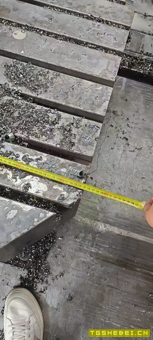 刚刚买下海天100H/D卧式加工中心一台,工作台1000/1250,三轴行程2000/1500.