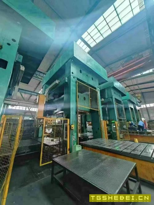 工厂在位出售：4台液压机冲压线：1000