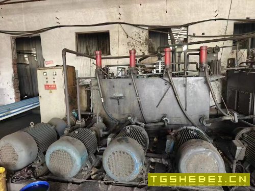 徐州重锻1600吨，台面2.2米x2米，开口2米，油缸行程1.