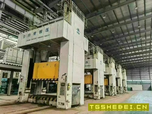 合肥2400吨锻压线：800吨～400吨四台。