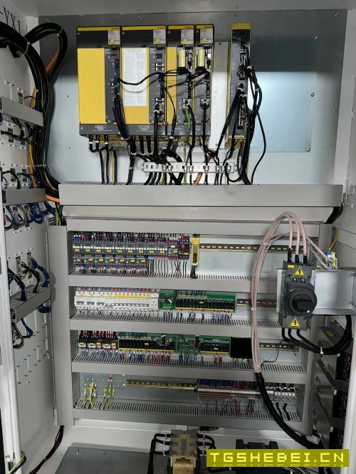 纽威4米龙门,工作台2.5米4米,门宽3.3米,门高1.7米.