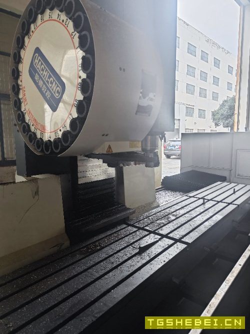 哈驰4500型材加工中心,发那科MF系统,BT40主轴,铸造床身,带龙头式排屑机.