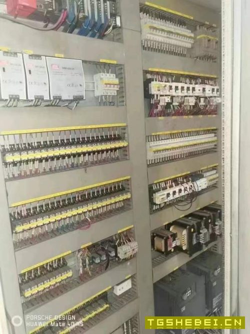 金丰四点压力机全自动冲压流水生产线全封闭,全自动化.