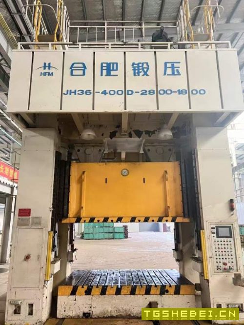 合肥锻压2400吨闭式双点线：800吨一台，移动台，台面3.