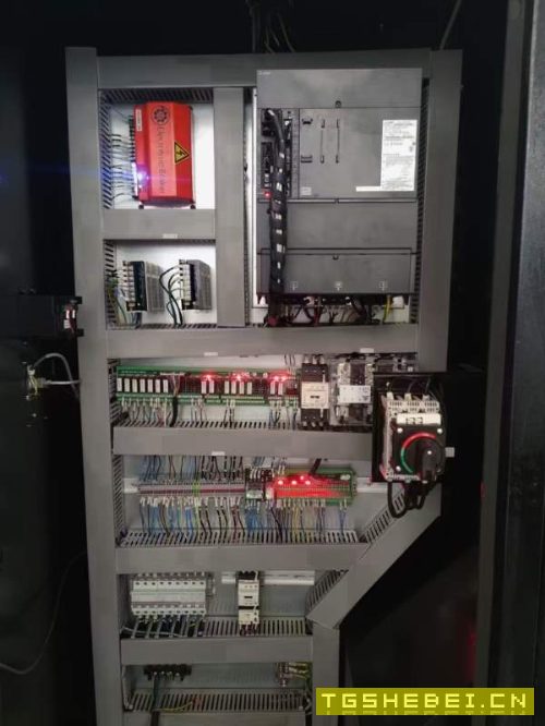 经台典群T-10L加工中心线两一硬导轨,BT40主轴8000转.