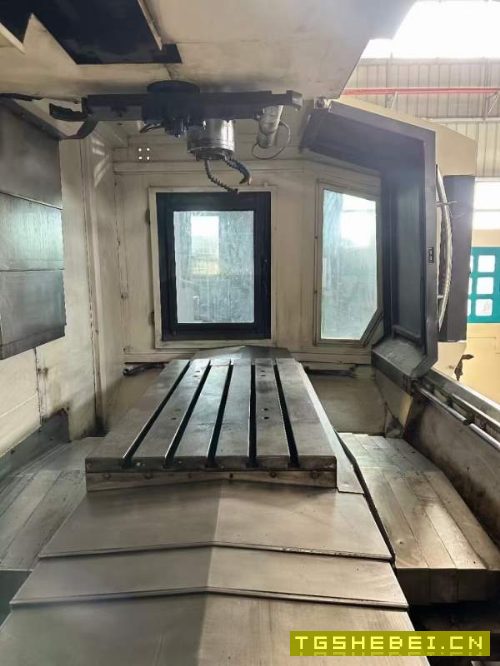 两台老牌永华1060重型机,其中一台BT50主轴,自重7吨.