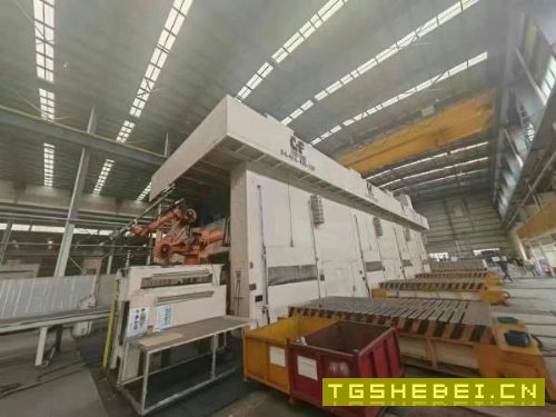 金丰四点压力机全自动冲压流水生产线全封闭,全自动化.