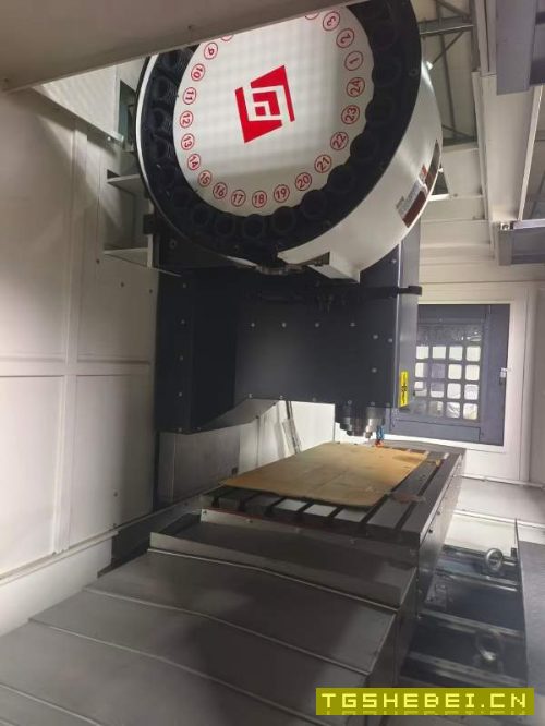 台湾大侨1580,BT50主轴,24支刀库,带中心出水,FANU.