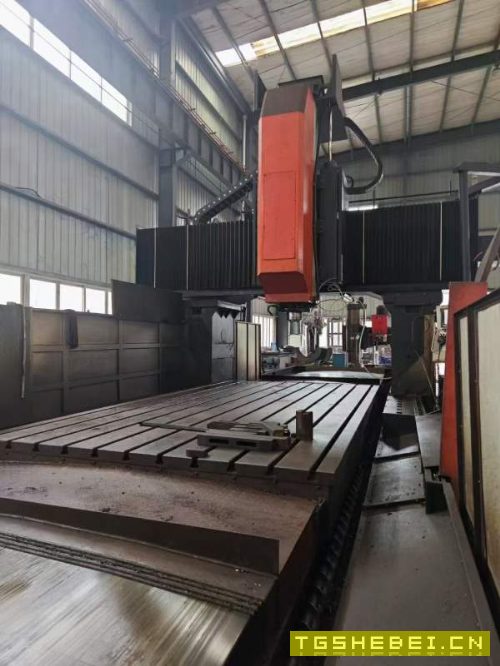 2017年泉州嘉泰4025龙门一台,bt50齿轮头,工作台4200.