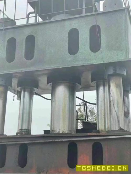 南通锻压2000吨，台面2米3米，开口3米，油缸行程1.8米.