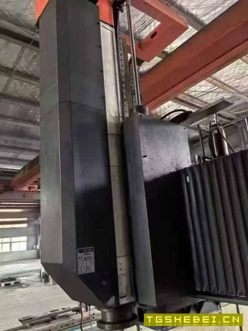 雅力士4025一台，三轴线轨，BT50齿轮头，2019年安装使.
