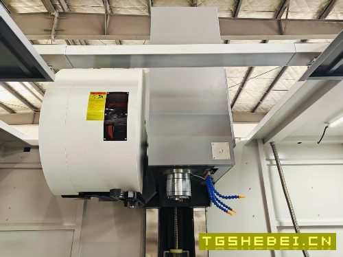 全新1580重型加工中心。三菱M80系统。BT50主轴皮带6000转,24把刀臂式刀库.