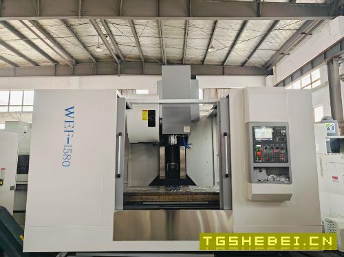 全新1580重型加工中心。三菱M80系统。BT50主轴皮带6000转，24把刀臂式刀库.