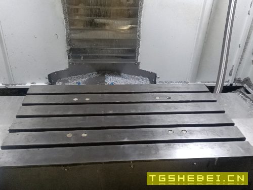 深圳泽冠,三线960皮带10000转,在位BT40精度一丝。