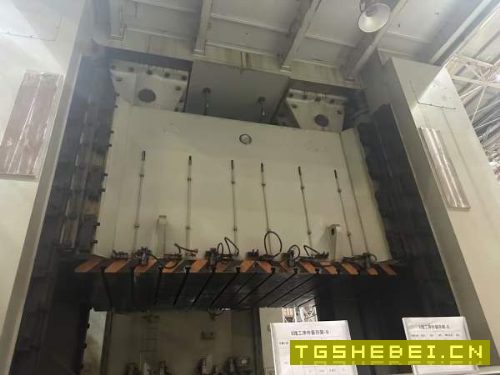 库房出售:闭式四点多连杆1800吨一台。
