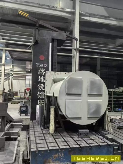 出售一台6913落地镗床，带两块地平台，行程80002700，.