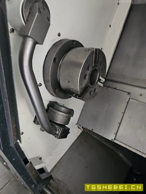 威亚L210A数控车床,8寸卡盘,带对刀仪,12工位刀塔,.