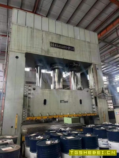 沈阳工厂2台南通框架液压机一台1600吨，有效台面2.5x4.