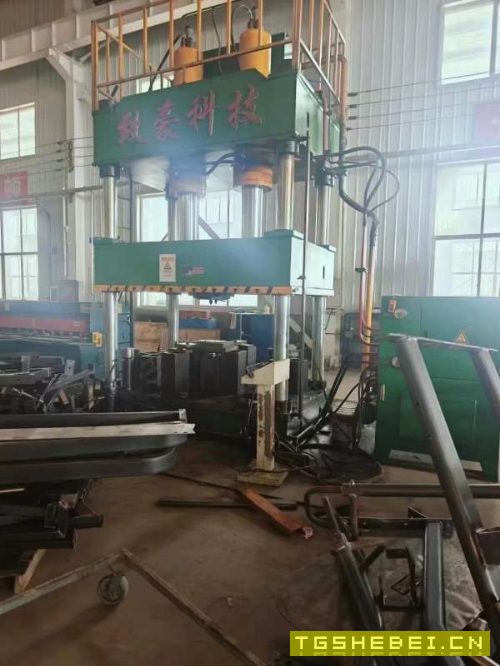 南通铭格315吨四柱液压机，工作台面1.72.1米机器状况.