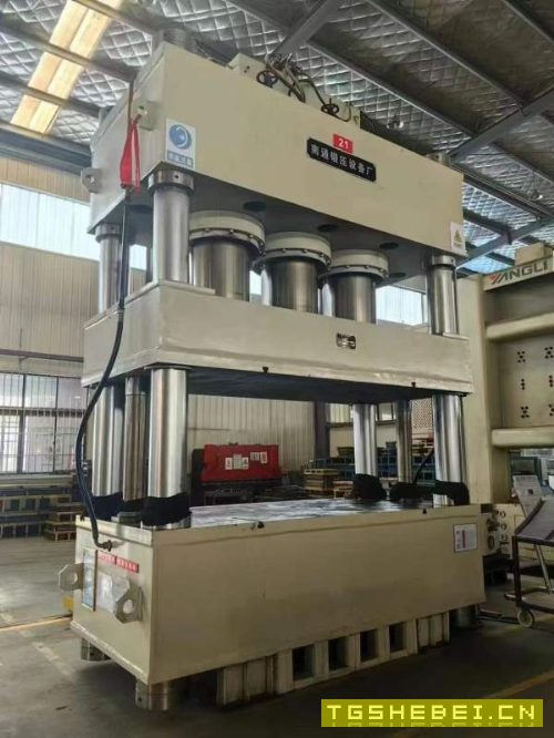 南通锻压2000吨,台面1.4米2.4米,开口高度1.4米,油.