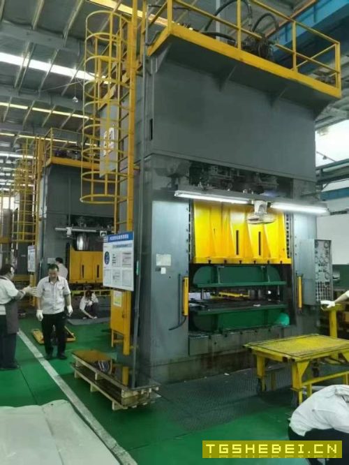 南通锻压1250吨液压机，有效台面尺寸1米22米2，多点顶.