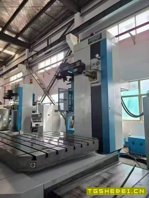 台湾远东数控镗铣床BMC-135,BT50主轴带齿轮箱,工作.