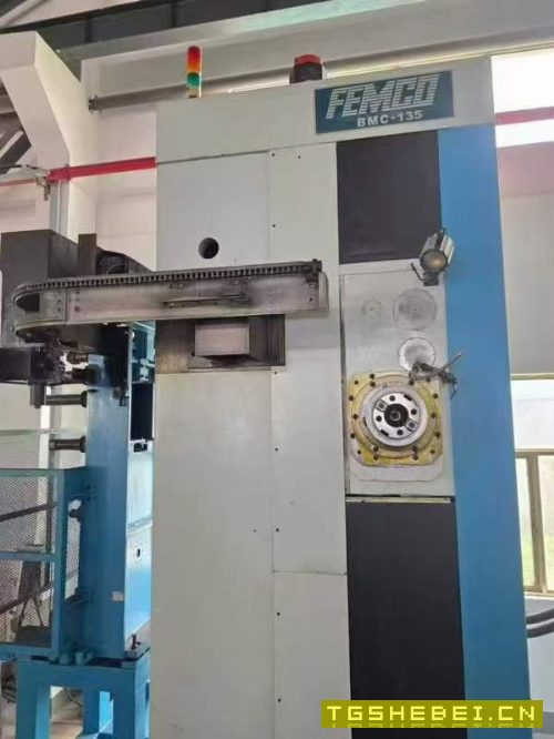 台湾远东数控镗铣床BMC-135，BT50主轴带齿轮箱，工作.